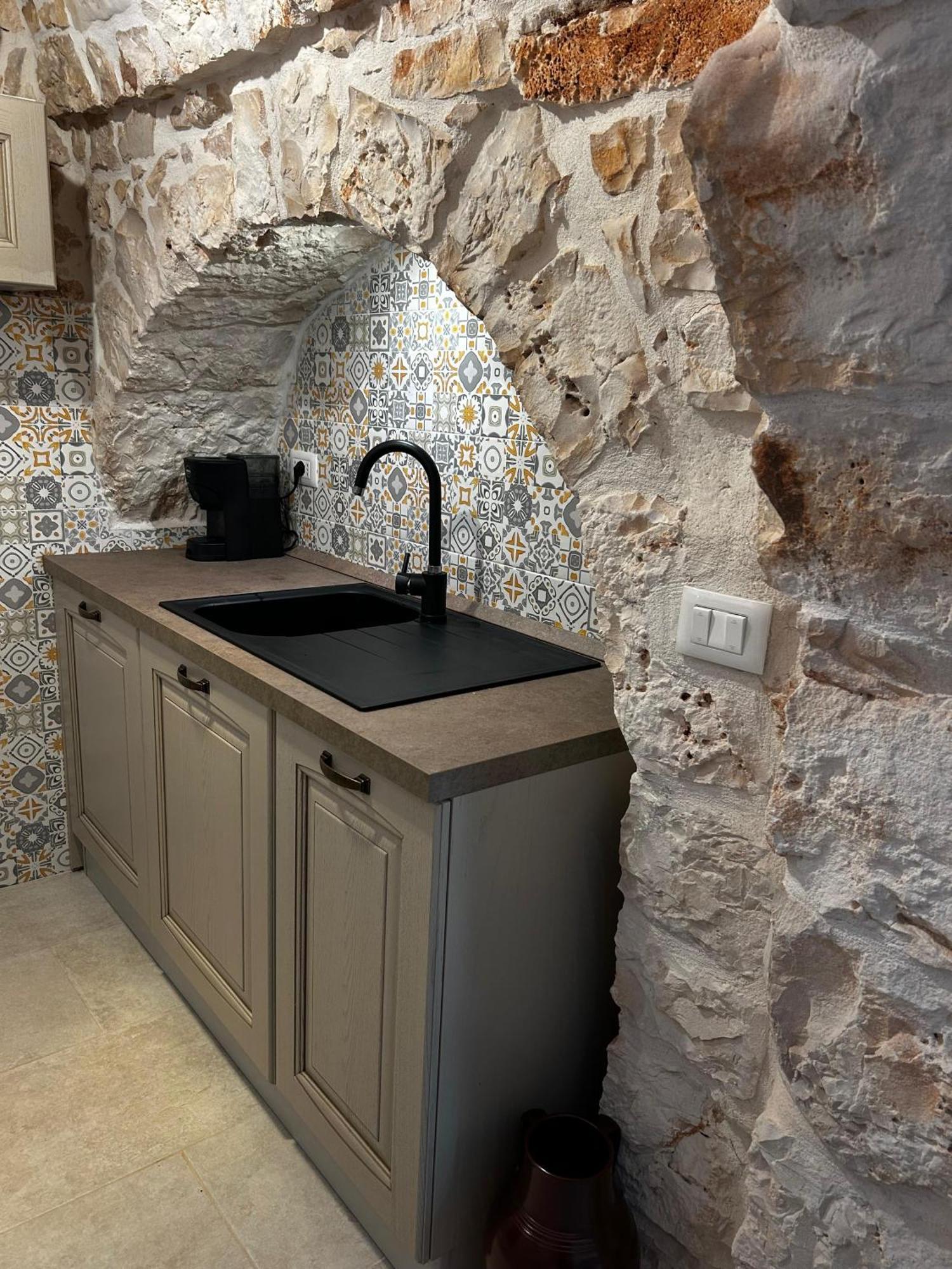 Il Trullo Di Bina Bed & Breakfast เปซเซ ดิ เกรโก ภายนอก รูปภาพ